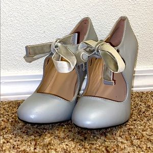 Dolce Grey Pin-up Shoes W/Velvet Ribbon